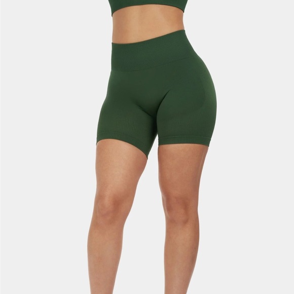 Seamless Contour Shorts - Picture 3 of 4
